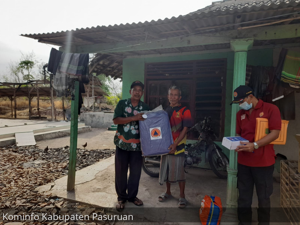 BPBD Serahkan Bantuan Korban Rumah Kebakaran di Lekok