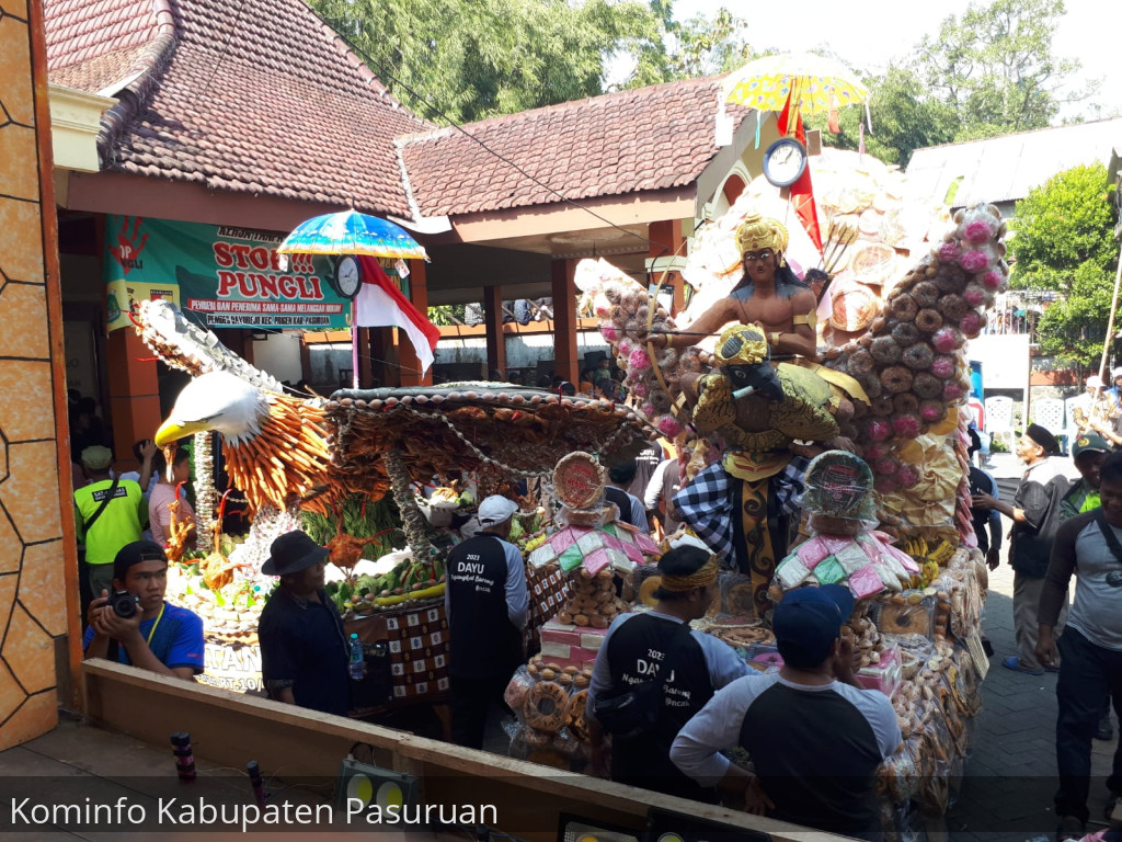 Ribuan Warga Berebut Ancak Selamatan Desa Dayurejo