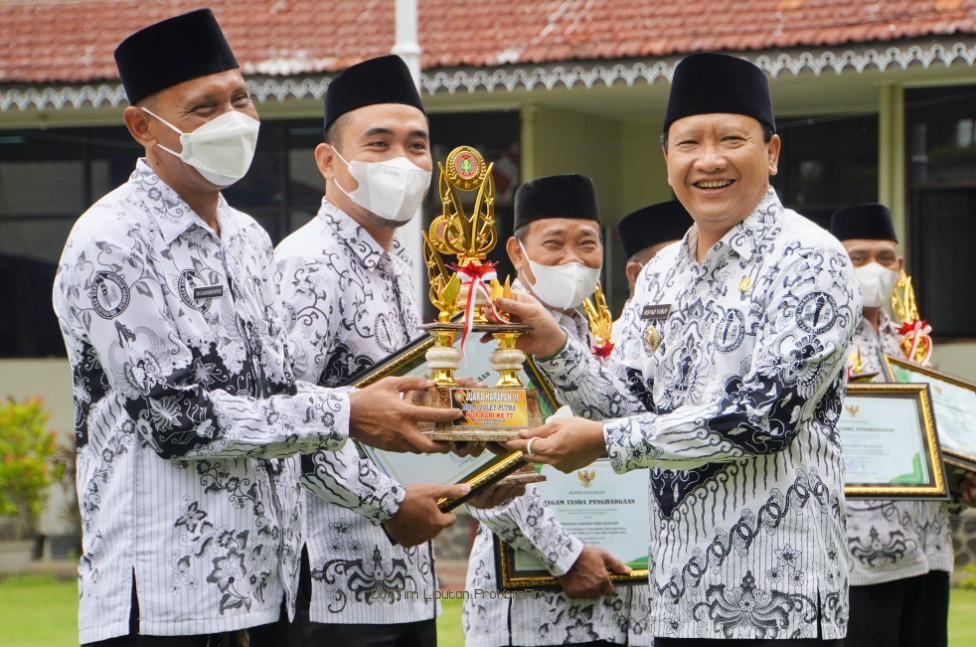 Peringatan Hari Guru Nasional, Bupati Apresiasi Perjuangan Guru Cerdaskan Generasi Bangsa Sekalipun di Masa Pandemi