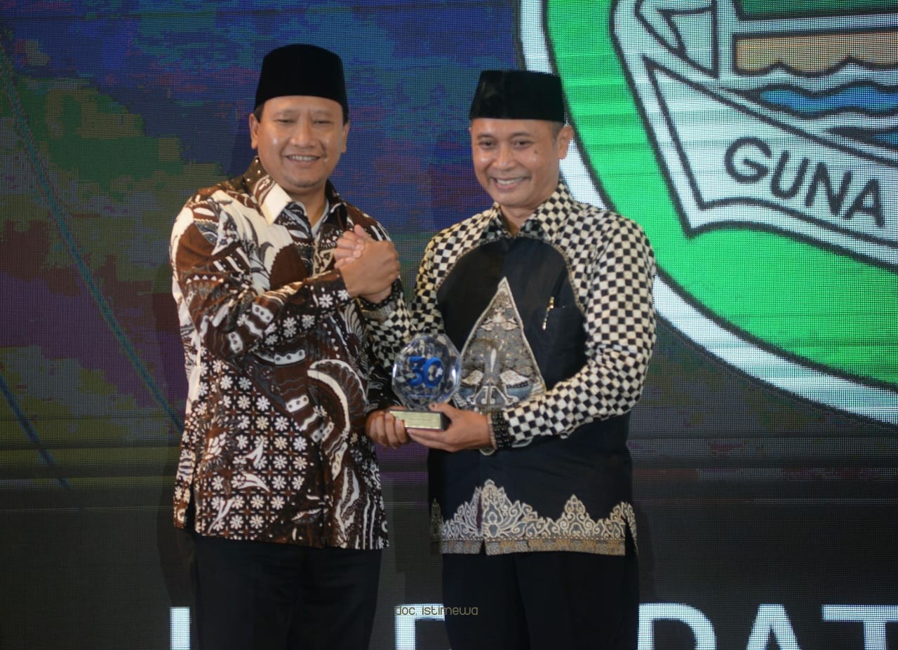 Sukses Kembangkan Wisata Berbasis Digital, Bupati Irsyad Yusuf Diganjar Penghargaan 