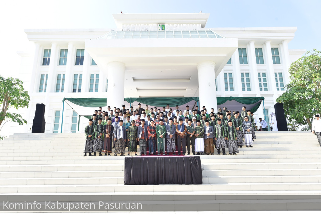 Hari Santri Nasional 2024. Pj Bupati Nurkholis, Forpimda Hingga Ulama Kompak Pakai Baju Sarung