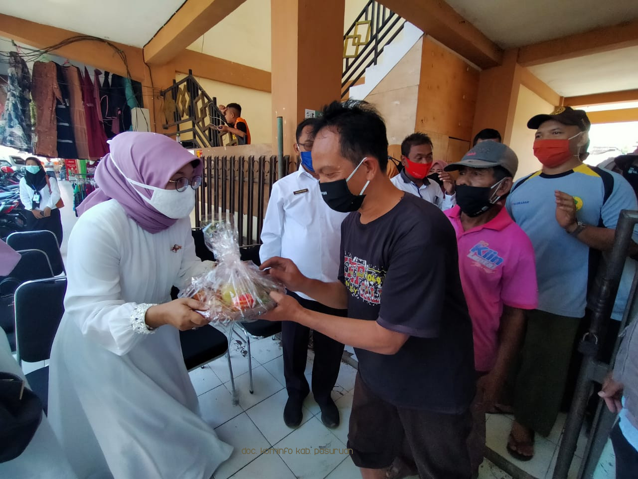 Sasar Tukang Becak, PKK dan DWP Kabupaten Pasuruan Bagi-Bagi Berkat Maulid