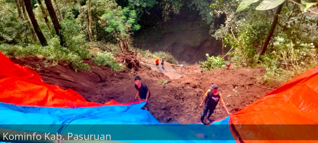 Longsor. Jalan penghubung Kecamatan Puspo-Tutur Ditutup Untuk Roda 4