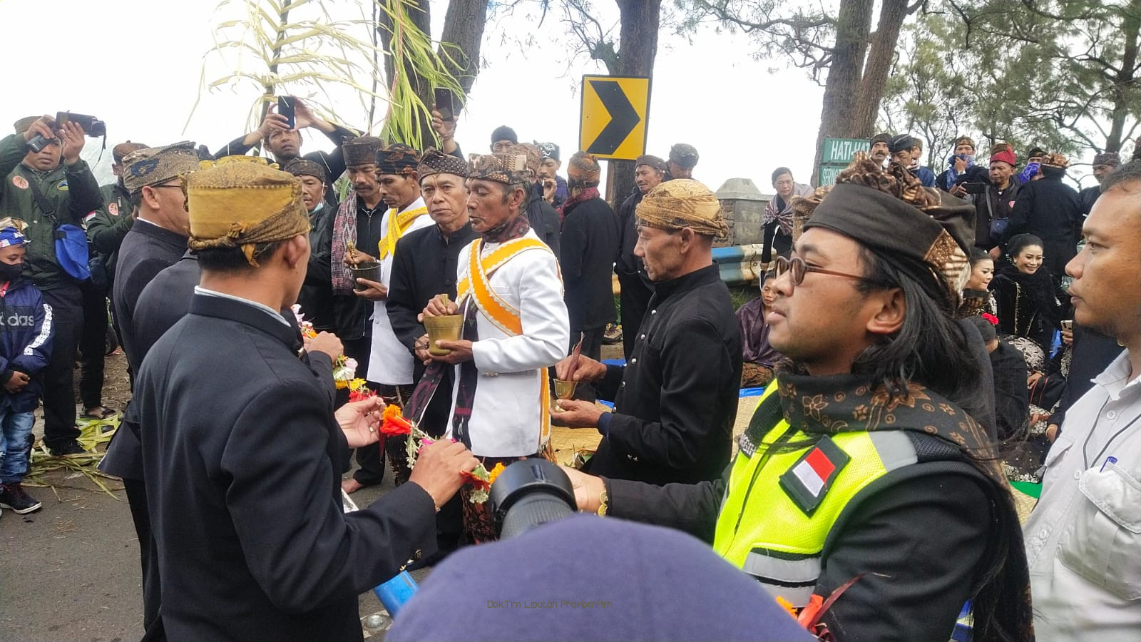 Yadnya Kasada, Suku Tengger di Tosari Ikuti Larung Hasil Bumi ke Kawah Gunung Bromo