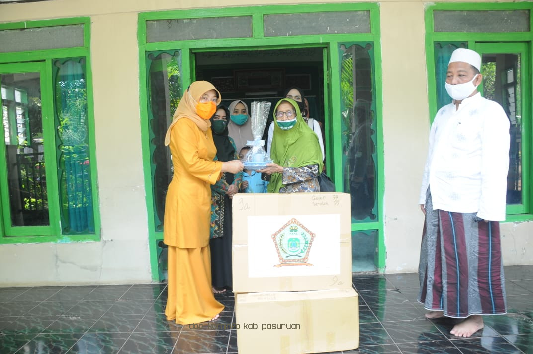 Hindari Penyebaran Virus Corona Melalui Tempat Makan dan Minum, Ketua K3S Kabupaten Pasuruan, Ny Lulis Irsyad Yusuf Bagikan Piring, Mangkuk dan Sendok Higienis