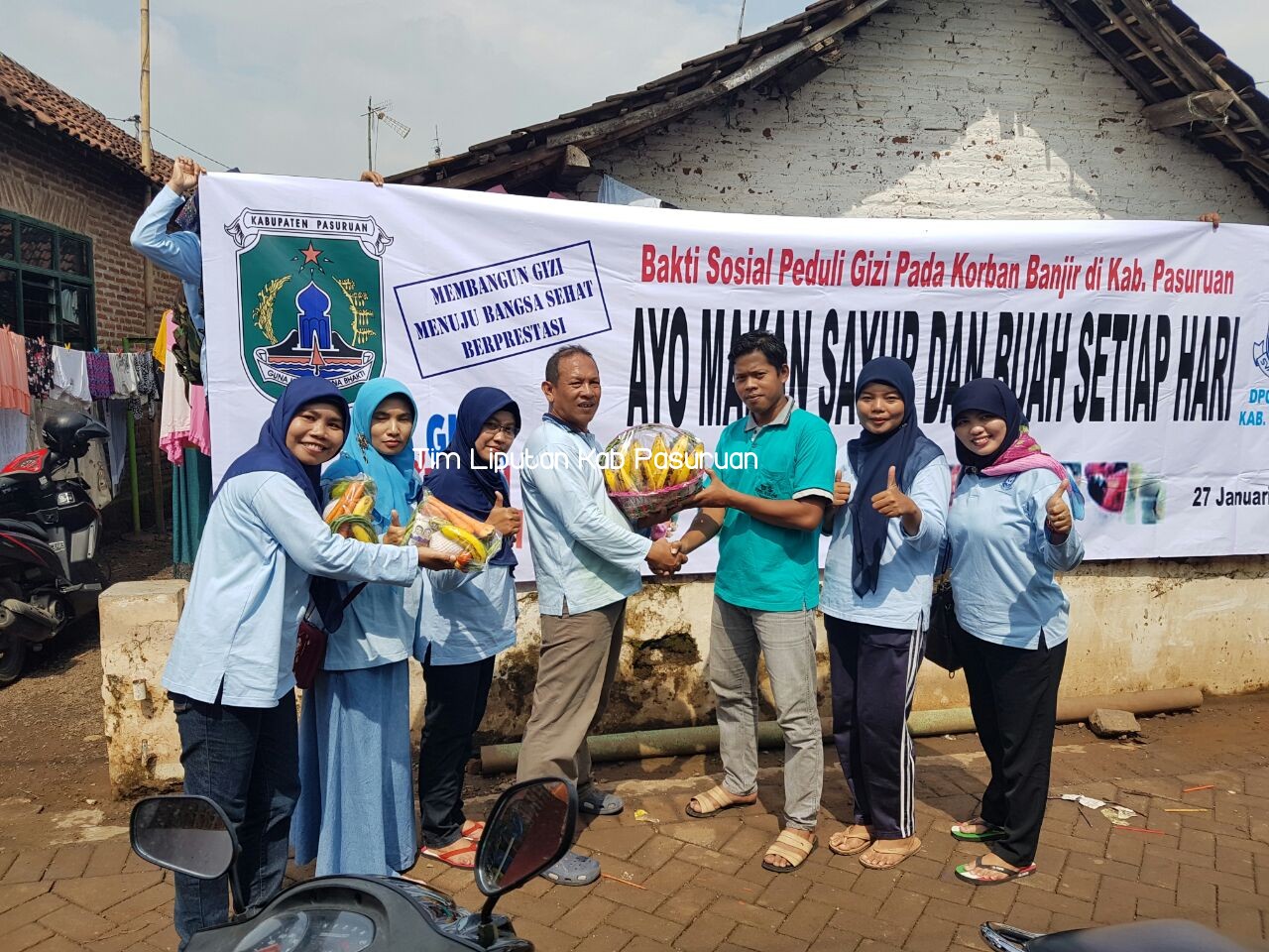 BANTU KORBAN BANJIR, PERSAGI KABUPATEN PASURUAN BAGI-BAGI SAYUR DAN BUAH 
