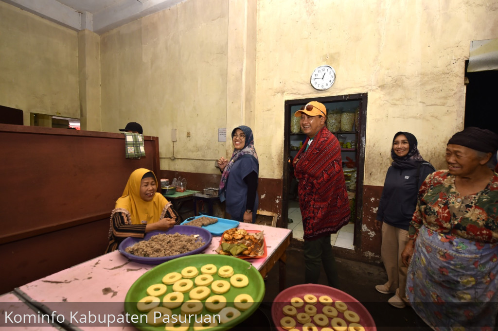 Masuk Dapur Warga. Bupati Irsyad Yusuf Acungi Jempol Donat Kentang Khas Bromo