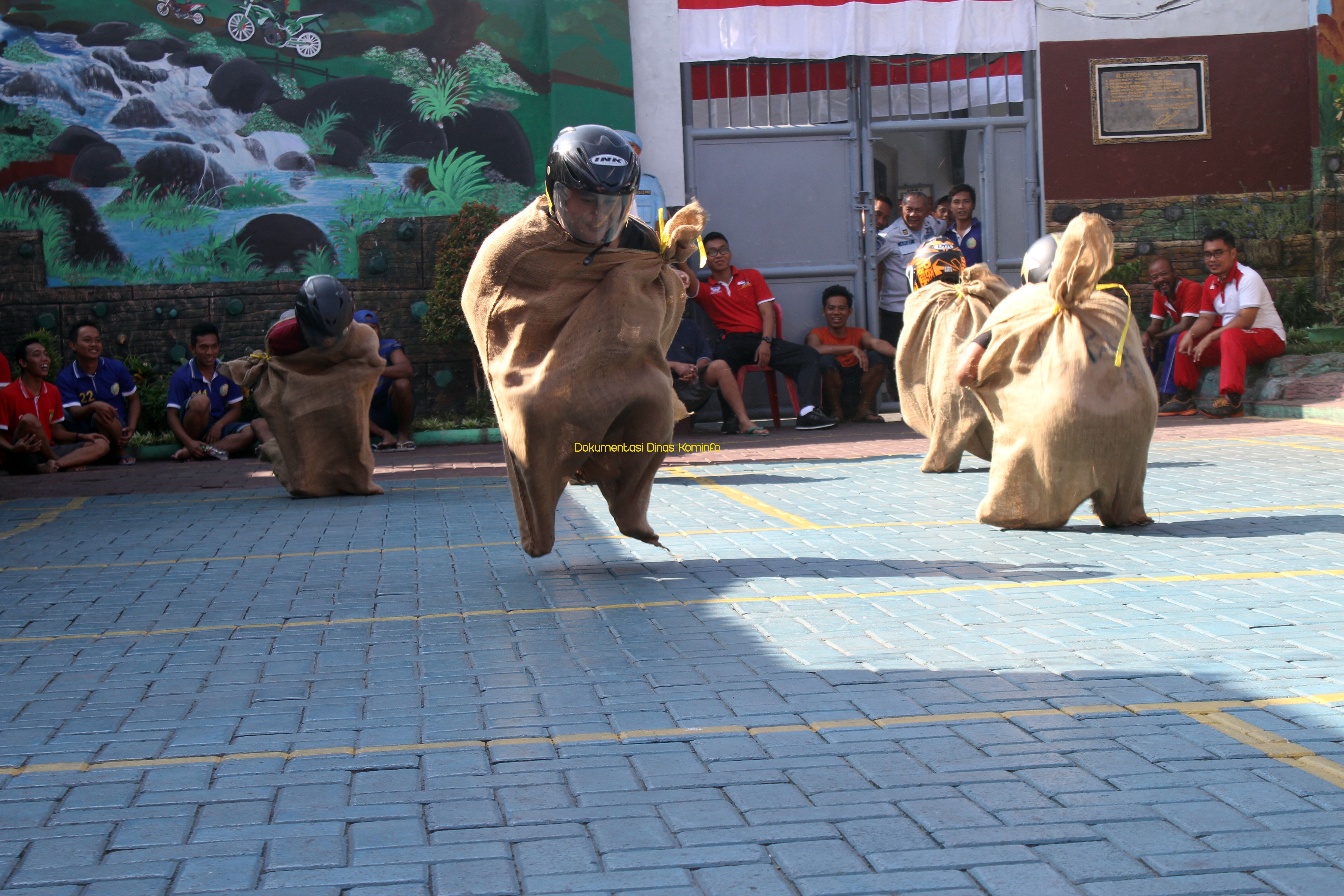 Uniknya Lomba Balap Karung Ala Rutan Bangil