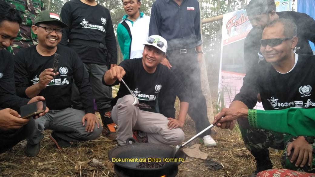 Bupati Irsyad Nyangrai Kopi Bareng Wartawan Hingga Warga Kampung Kopi