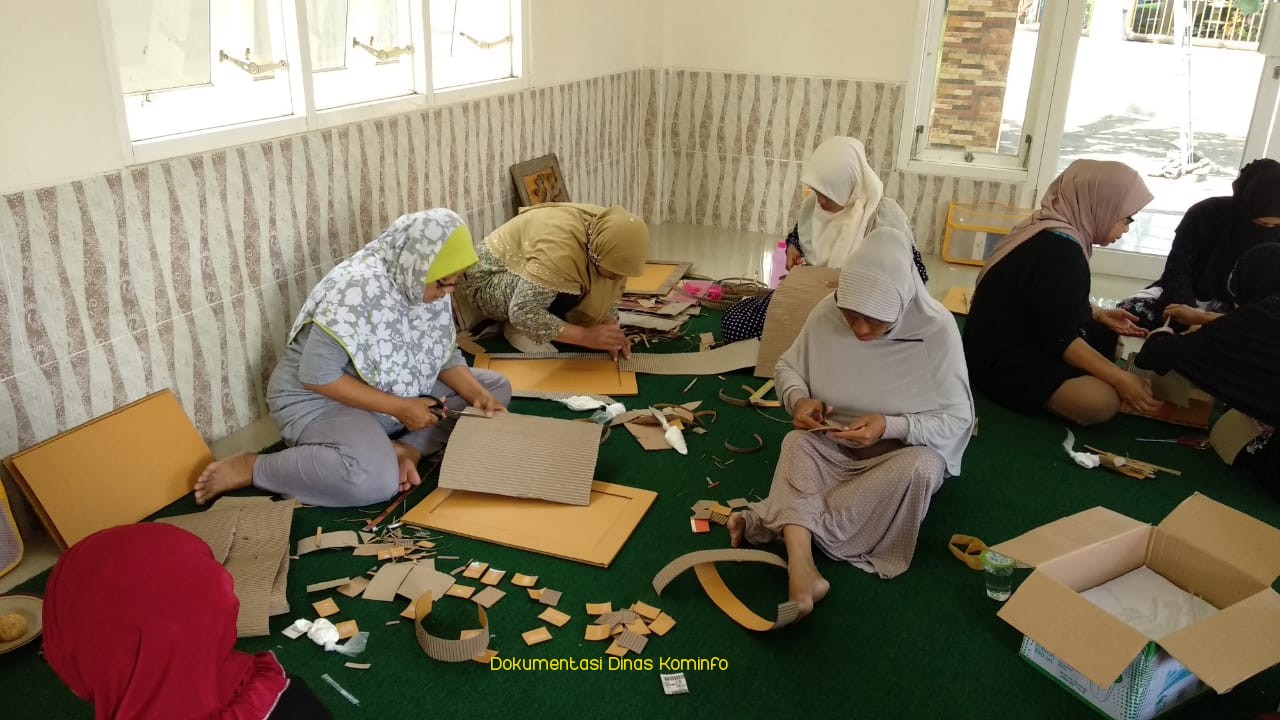 Disperindag Kabupaten Pasuruan Latih Para Janda Membuat Hantaran Pengantin