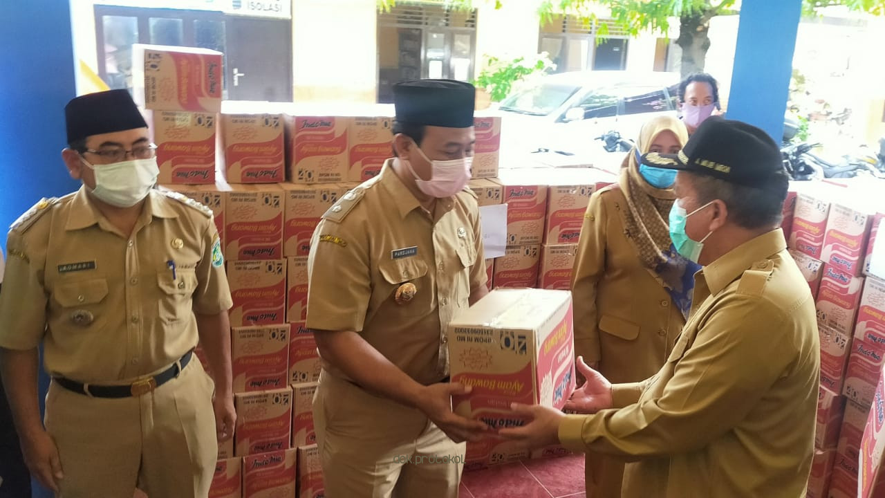 Wakil Bupati Pasuruan Serahkan Bantuan Mie Instant dan Makanan Siap Saji Bagi Warga Terdampak Banjir di Bangil