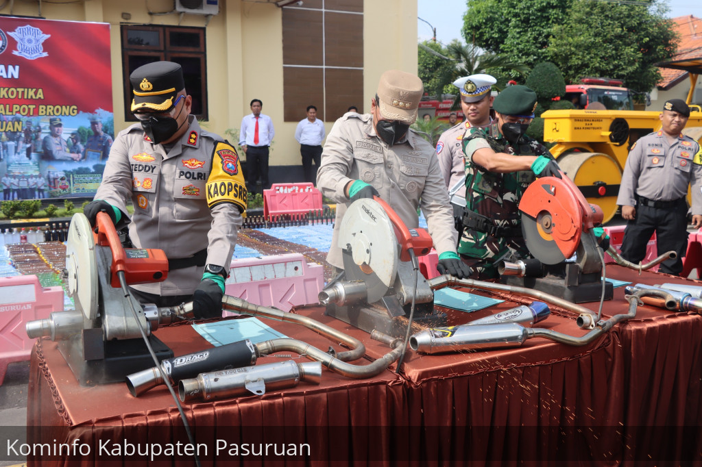 Pj Bupati Nurkholis Bersama Kapolres Pasuruan Musnahkan BB Hasil Kejahatan Selama 2024