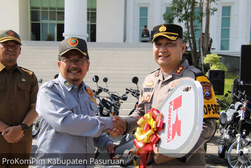 Pimpin Apel Siaga Satlinmas Pemilu dan Pilkada Serentak 2024, Pj. Bupati Pasuruan Ajak Semua Pihak Jaga Kondusifitas dan Bagikan Kendaraan Operasional Pengamanan Pemilu