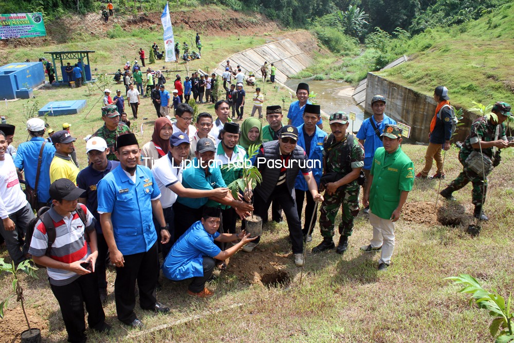SELAMATKAN LAHAN KRITIS, BUPATI IRSYAD PIMPIN AKSI TANAM POHON