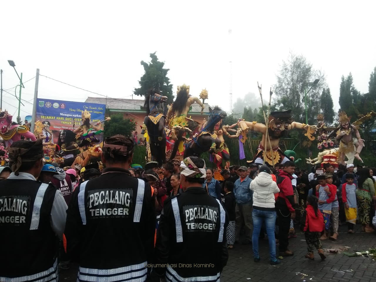 Jelang Hari Raya Nyepi 1941 Saka, Ribuan Warga Tengger Arak 60 Ogoh-Ogoh Keliling Desa