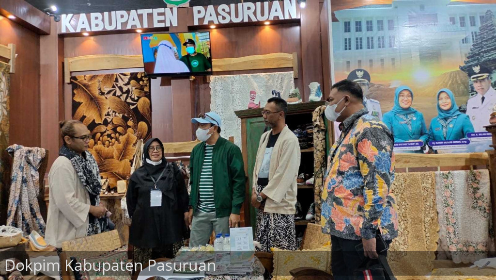 Sepatu Kupu Sutera, Batik Pewarna Alam dan Bordir Bangil Pikat Pengunjung Inacraft 2023