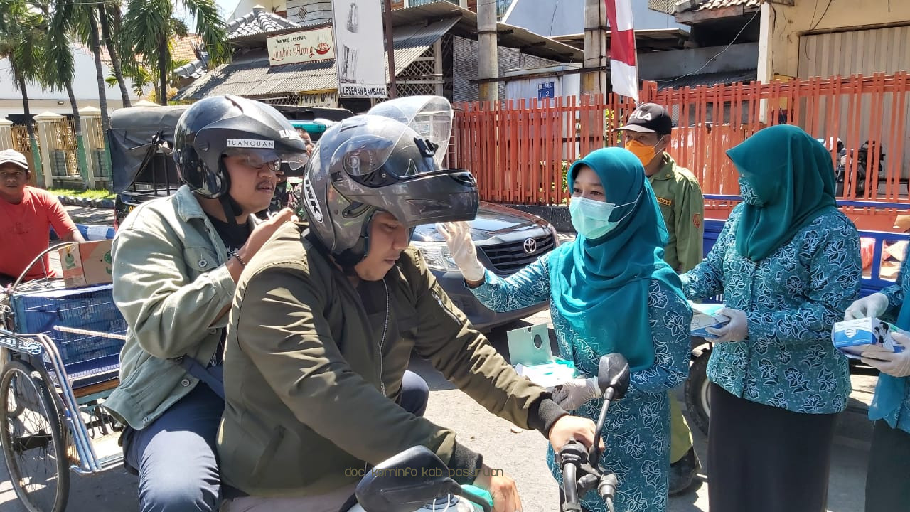 TP PKK Kabupaten Pasuruan dan IKAPTK Bagi-Bagi Ribuan Masker Untuk Warga