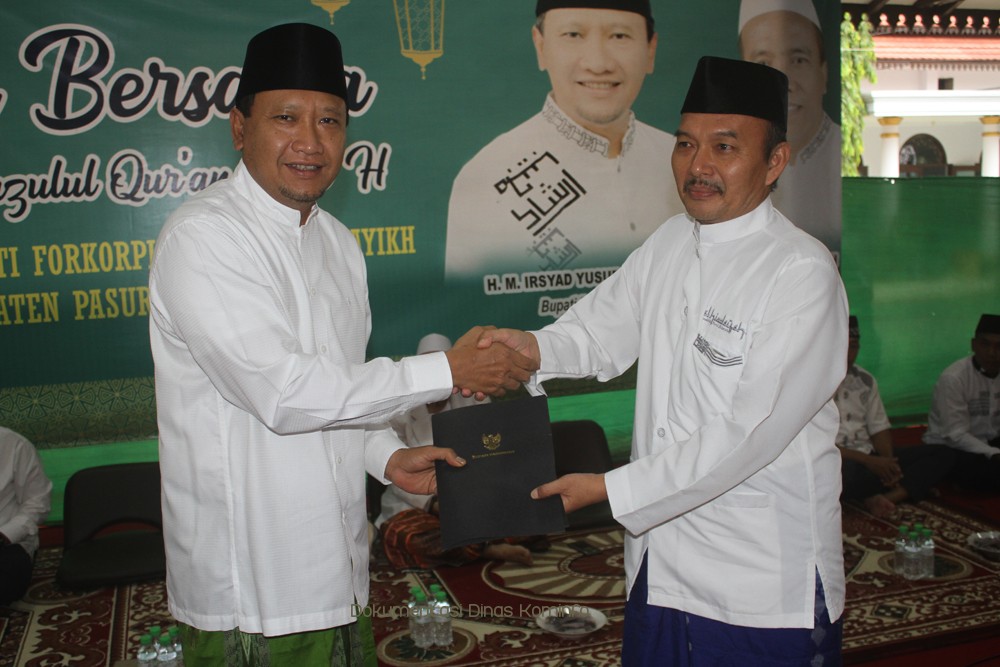 Bupati Irsyad Yusuf Serahkan Zakat, Infaq dan Shodaqoh Karyawan Pemkab Pasuruan