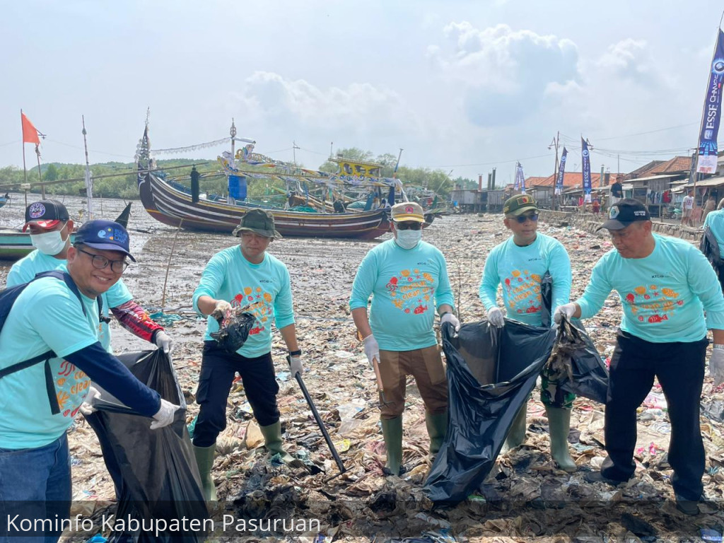 Pemkab Pasuruan bersama PT Trisakti Purwosari Makmur , Yayasan Cempaka Makmur Ajak Ratusan Warga Pesisir Bersih-Bersih Sampah