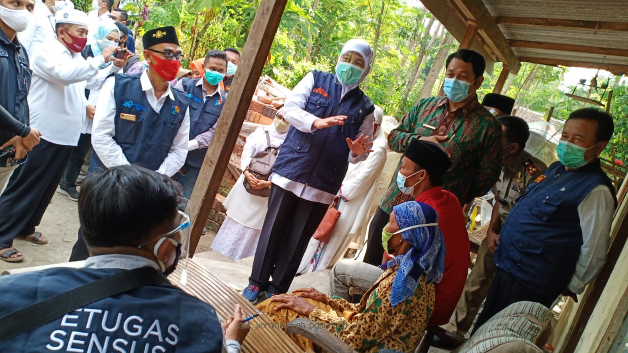 Sukseskan Sensus Penduduk 2020, Gubernur Jatim Tinjau Verifikasi Data Kependudukan di Kecamatan Kejayan