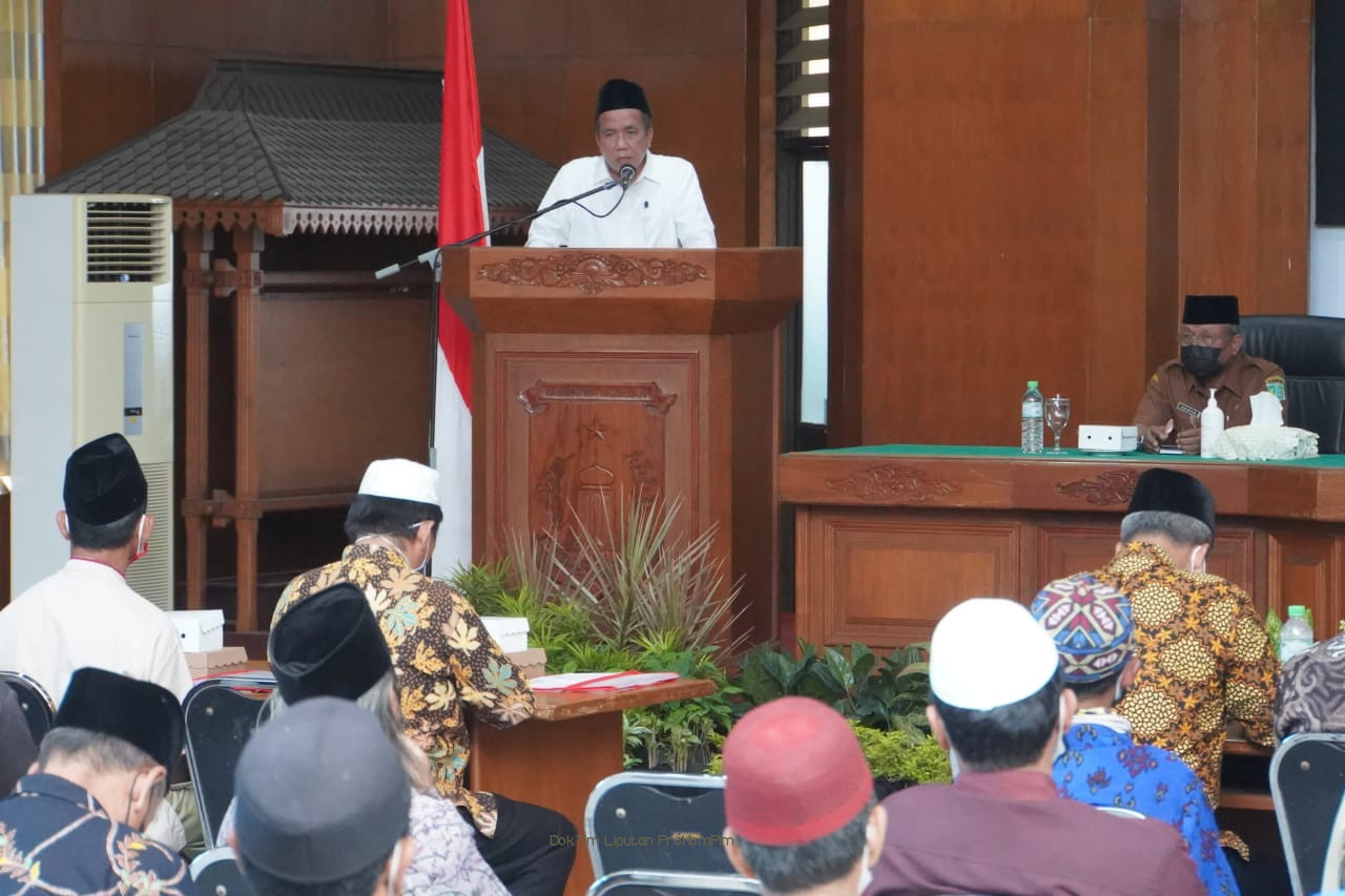 Hibah Untuk Masjid Hingga Ponpes, Wabup Mujib Imron Wanti-Wanti Pengelola Lembaga Jangan Sampai Berurusan Dengan Hukum 