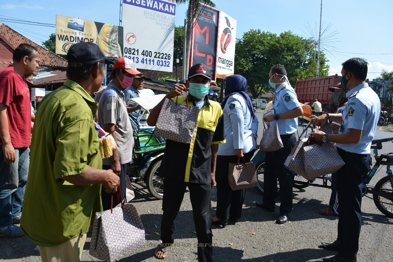 Cegah Penularan Covid-19, Rutan Bangil Bagi-Bagi Masker, Hand Sanitizer dan Nasi Kotak ke Tukang Becak, Ojol, dan PKL
