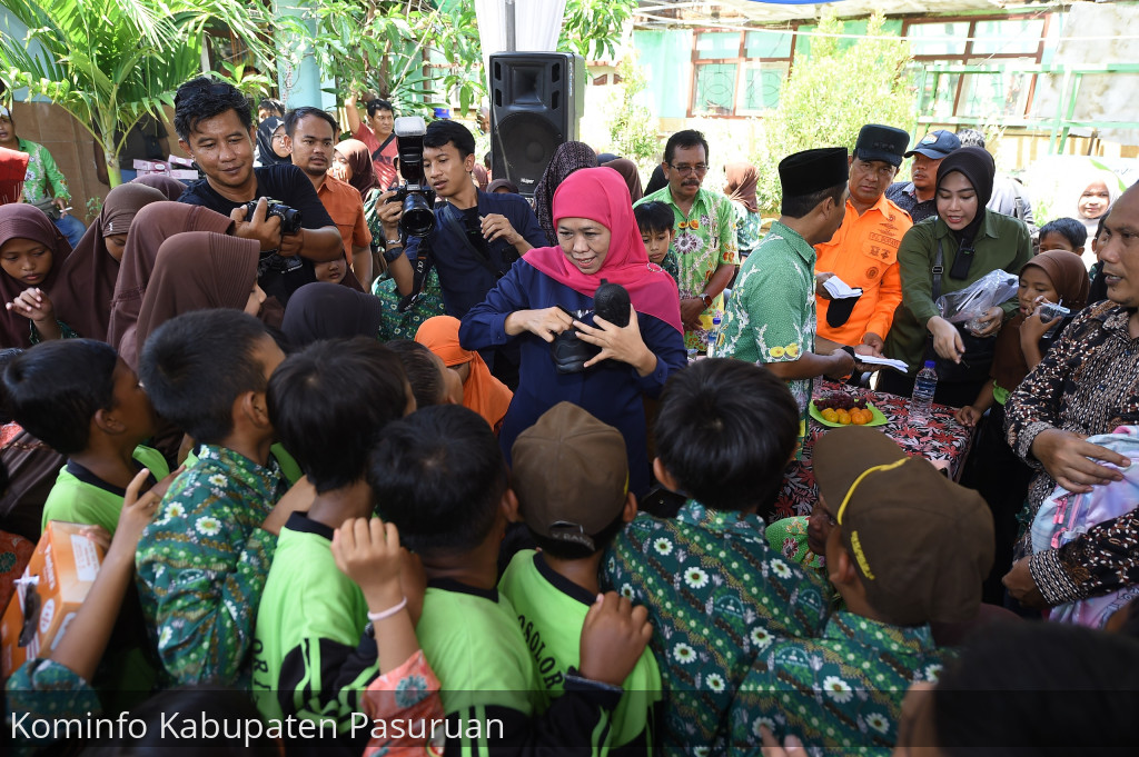 Sambangi Warga Terdampak Banjir Rejoso. Gubernur Jatim Terpilih Khofifah Bagikan Tas dan Perlengkapan Sekolah