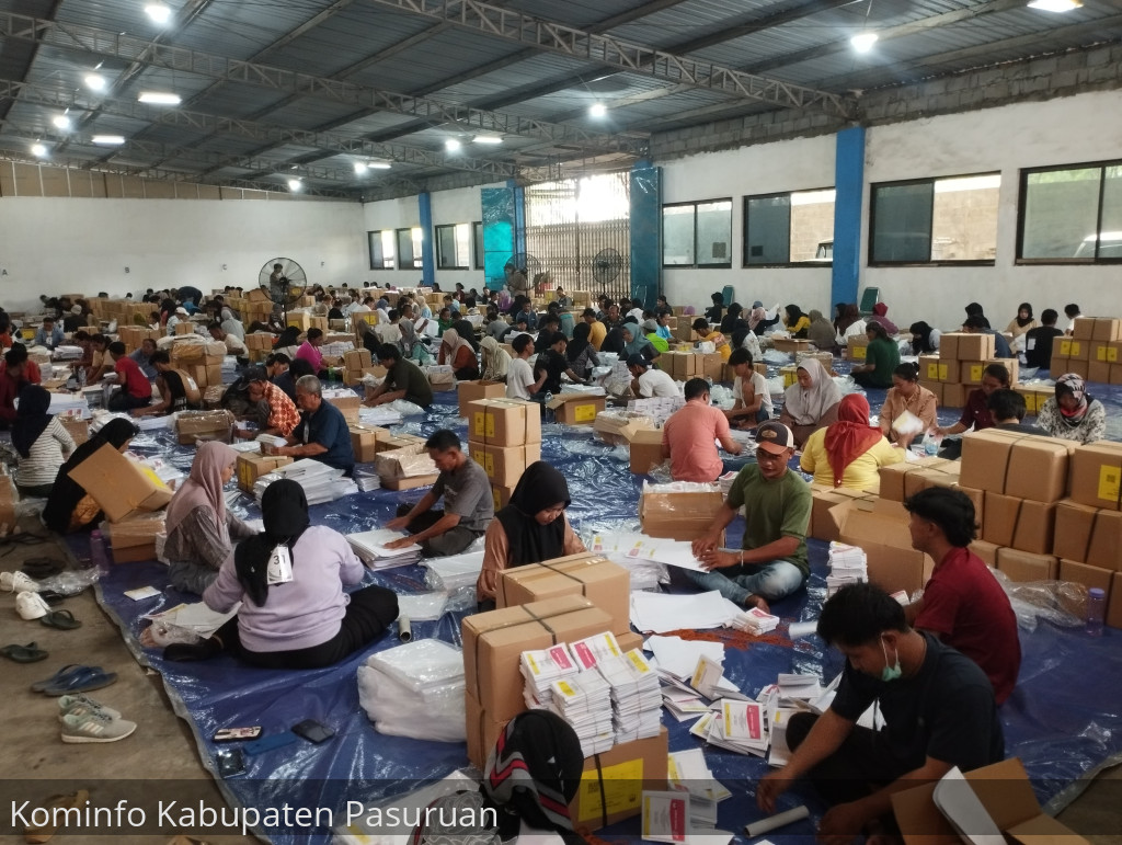 KPU Kabupaten Pasuruan Libatkan 500 Warga Sortir dan Lipat Surat Suara Pemilu 2024