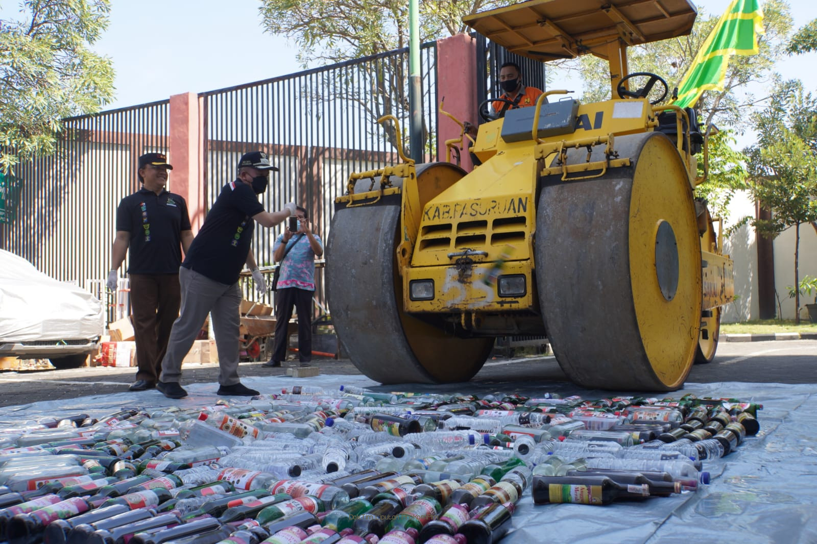 Kejari Kabupaten Pasuruan Musnahkan Ratusan Ribu Batang Rokok Illegal Hingga Narkoba