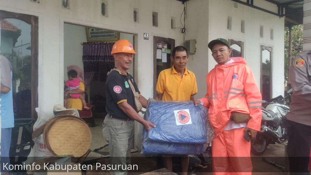 Hujan Deras Disertai Angin Kencang. Rumah Warga Purwosari Ambruk