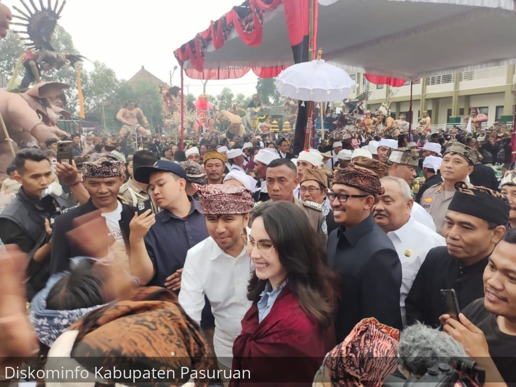 Wagub Emil Dardak Lepas Pawai Ogoh-Ogoh di Tosari