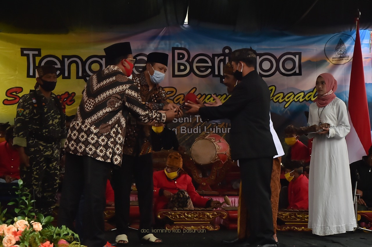 Warga Bromo di Tosari Gelar Tengger Berjapa
