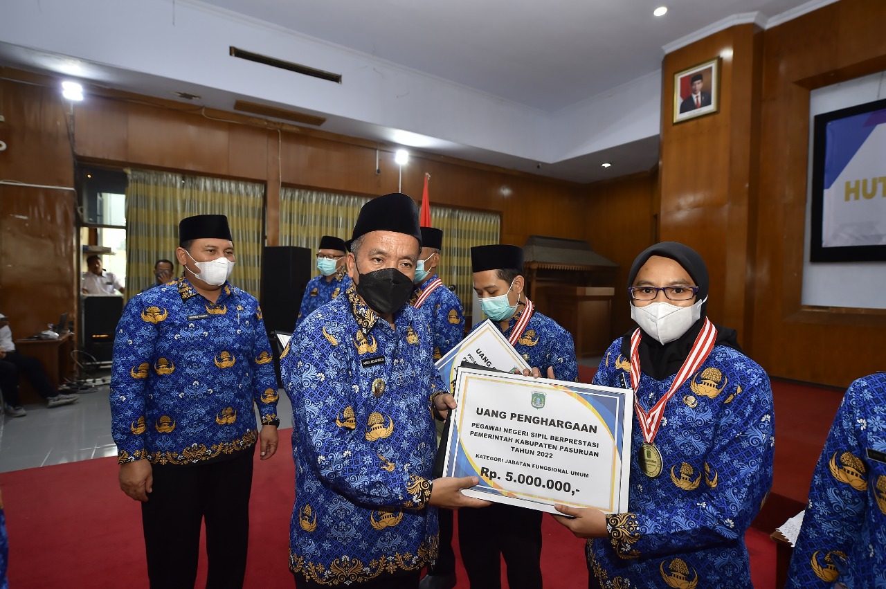 HUT KORPRI ke 51, Wabup Mujib Imron Beri Penghargaan ASN Berprestasi