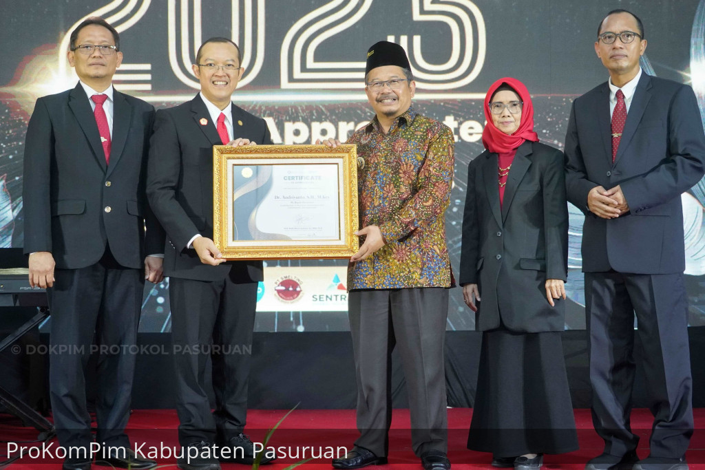Pj. Bupati Pasuruan Raih Pasca UNAIR Awards 2023