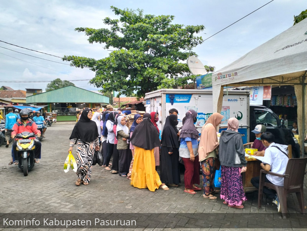 Pemkab Pasuruan dan Bulog Gelar Operasi Pasar. Beras Medium Per 5 Kg Dijual Rp 45 Ribu