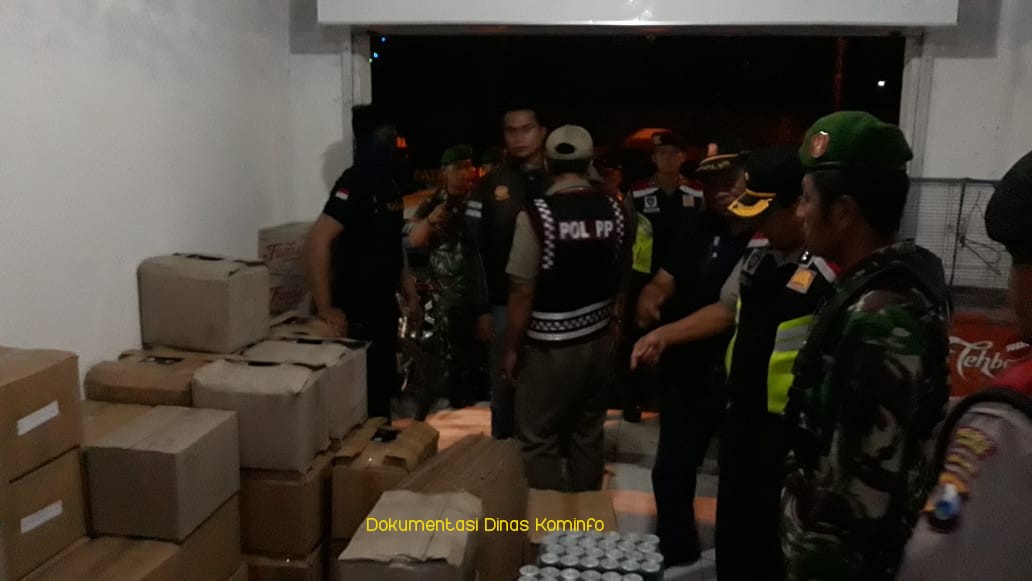 Ketahuan, Satpol PP Kabupaten Pasuruan Sita 1390 Botol Miras Yang Disembunyikan di Gudang
