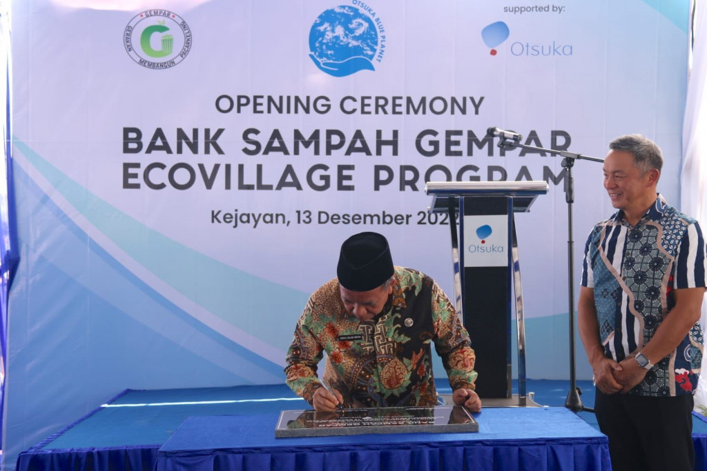 Resmikan Bank Sampah Gempar, Wabup Mujib Imron Apresiasi PT Amerta Indah Otsuka Yang Peduli Lingkungan