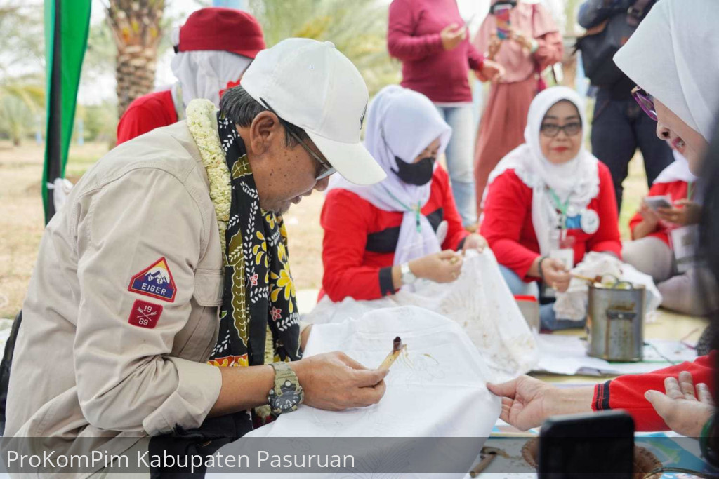 Kunjungi Aktivitas Pebatik Tematik Motif Kurma KOMPAKK, Bupati Irsyad Serukan Kreatifitas dan Kekompakan