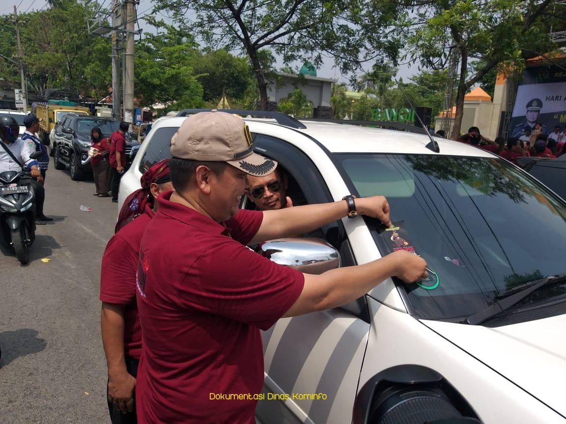 Lawan Korupsi, Kejari Kabupaten Pasuruan Bagi-Bagi Stiker dan Gantungan Kunci 