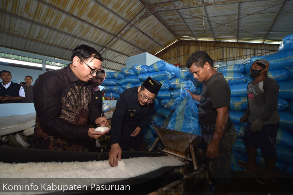 Pj Bupati Andriyanto Resmikan Gudang Garam Rakyat. Bisa Menampung Hingga 70 Ton