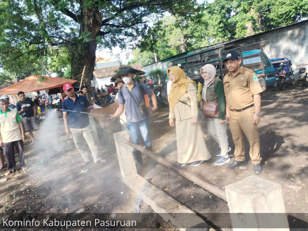 Jadi Pusat Lalu Lintas Ternak, Disnakeswan Kabupaten Pasuruan Disinfeksi Pasar Hewan