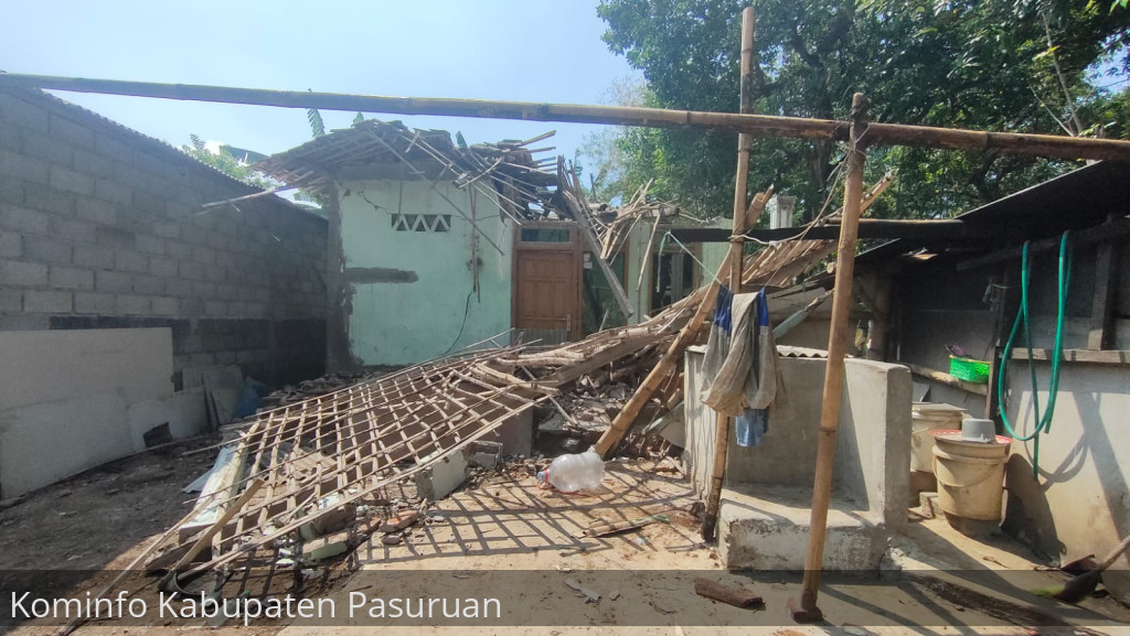 Rumah Warga Kejayan Ambruk Dihantam Angin Kencang