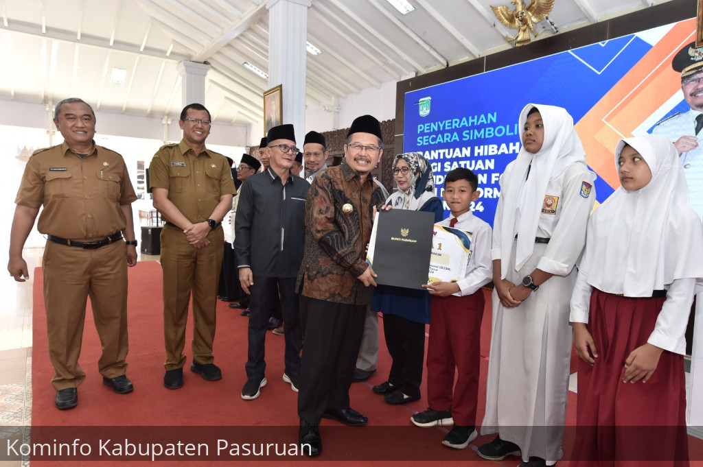 Pj Bupati Andriyanto Beri Reward 5 Pelajar Berprestasi O2SN Jatim 2024