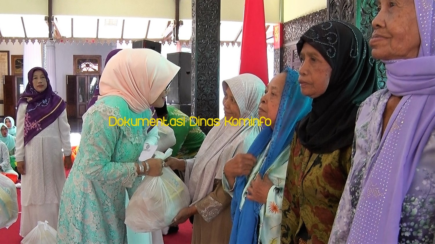 Tim Penggerak PKK dan DWP Kabupaten Pasuruan Bagikan Sembako ke Ratusan Dhuafa