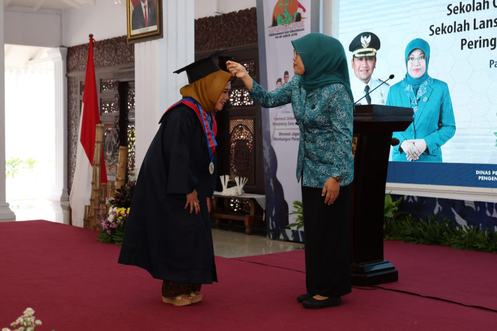 Ny Lulis Irsyad Yusuf Mewisuda Lulusan SOTH dan SELANTANG