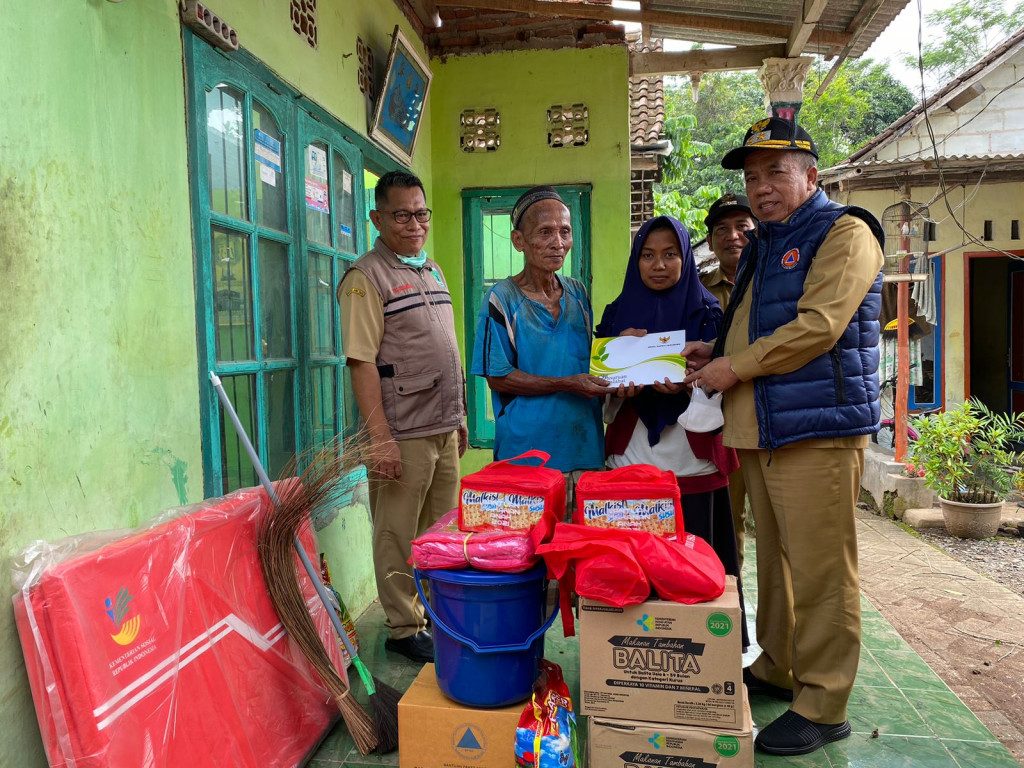 Hujan berjam-jam Sebabkan 2 Rumah Rusak Berat. Wabup Mujib Imron Langsung Sambangi Warga Terdampak