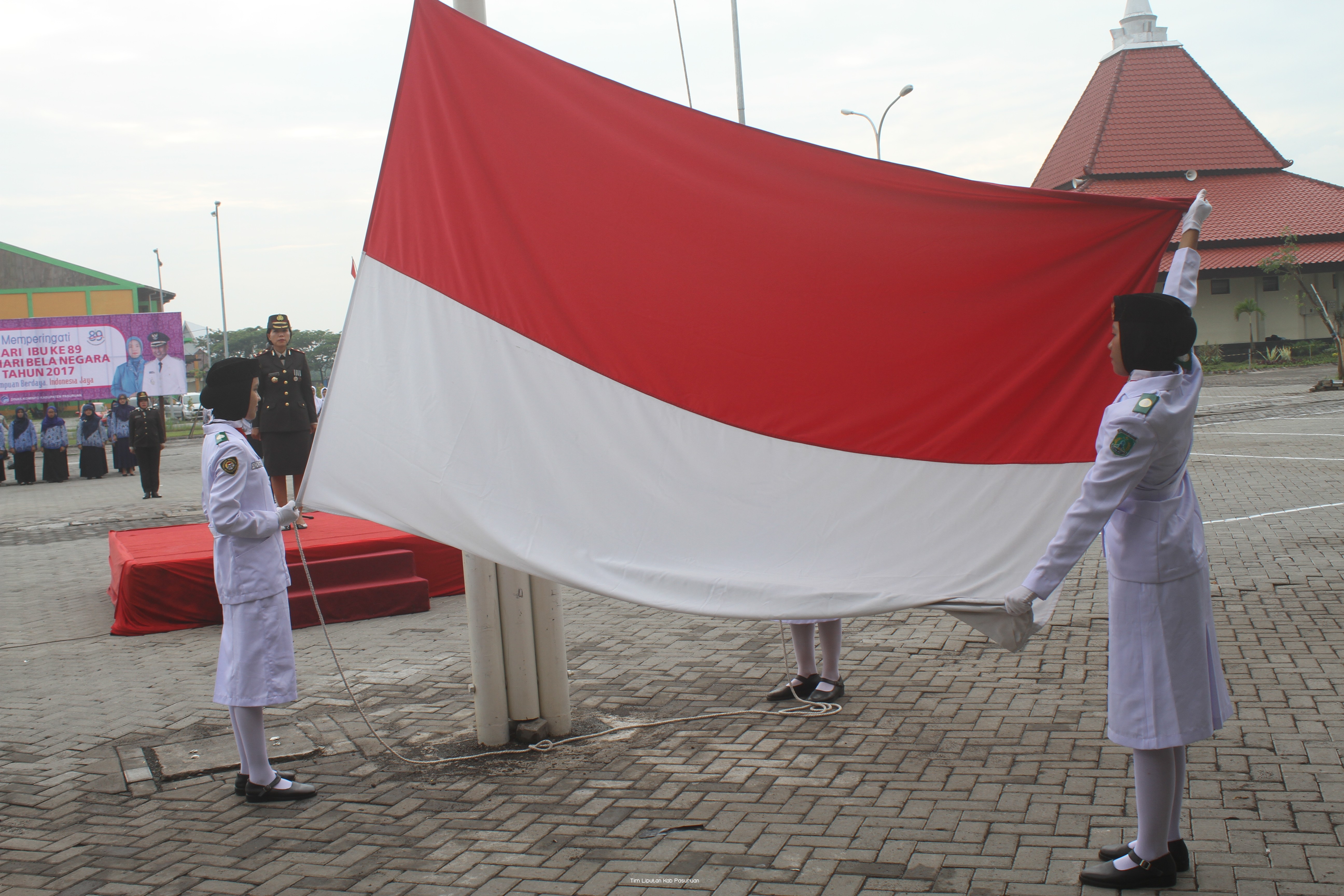 Peringati Hari Ibu ke 89, Pemkab Pasuruan Gelar Upacara Bendera Yang Petugasnya Perempuan Semua