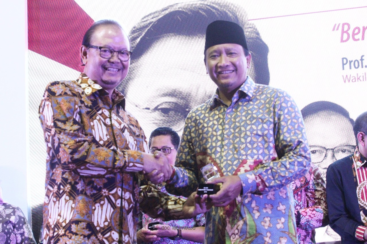 Sukses Kelola Tata Pemerintahan dan Dorong Pertumbuhan Ekonomi, Bupati Irsyad Yusuf Raih Anugerah Pandu Negeri 2019