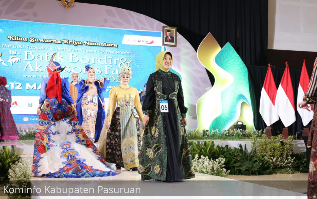 Ketua Dekranasda Kabupaten Pasuruan, Ny Lulis Irsyad Yusuf Ikuti Lomba Fashion Show Batik Bordir Jatim 2023