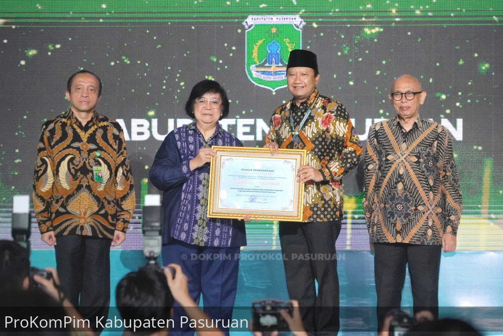 Menteri LHK Anugerahi Bupati Irsyad Penghargaan Green Leadership Nirwasita Tantra 2022